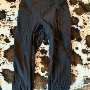 Well loved lululemon crop